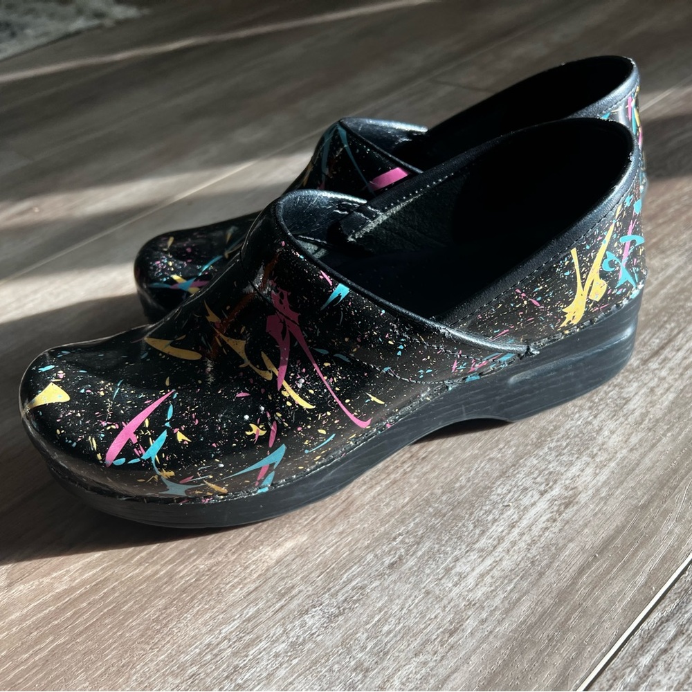 Dansko paint splatter clog size 39 clean good conditions minimal wear see pics - Picture 3 of 11